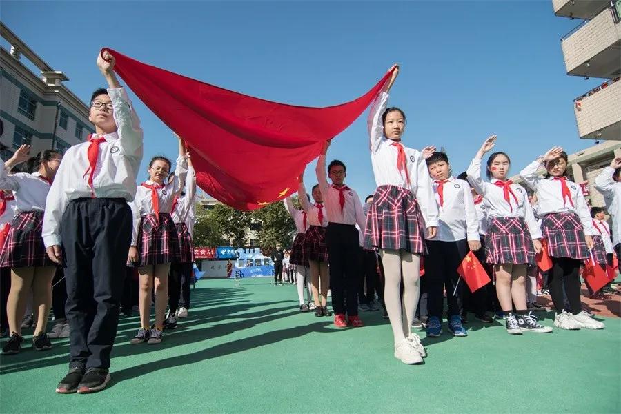 向国旗敬礼