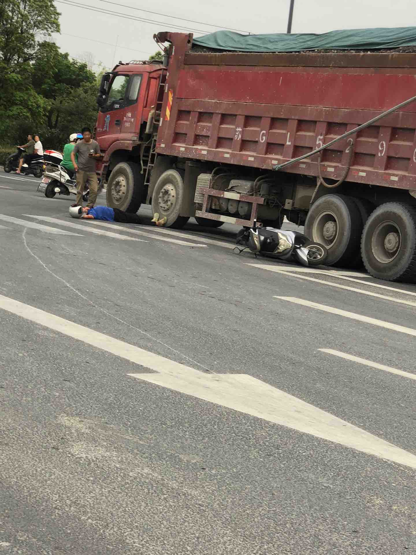 突发：江苏盐城市区发生重大交通事故致2死6伤