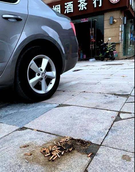 烟头不落地 城市更美丽 盐城城管局整治乱丢烟头不文明行为