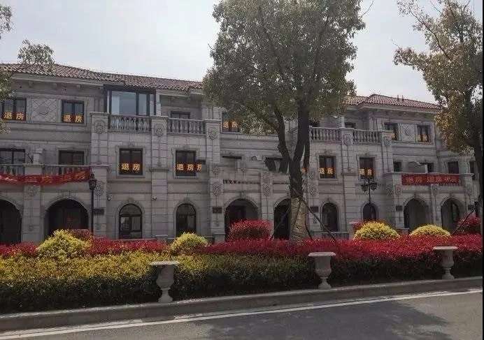 盐城悦达天山水岸好好的围墙怎么扒了?里面还有泡沫