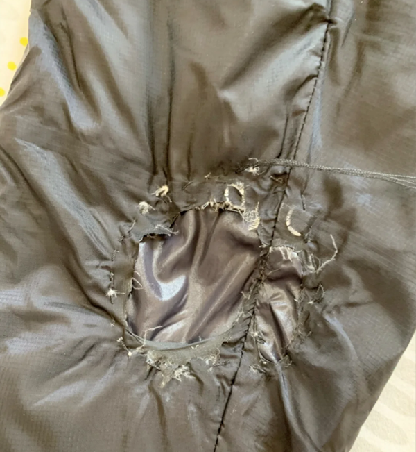 现在衣服太贵了不小心把老公的羽绒服烫个大洞补补还能穿