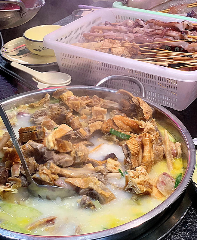 就冲着他们家搞得活动来的,在国飞尚城的教场咸货火锅,啤酒,果粒橙