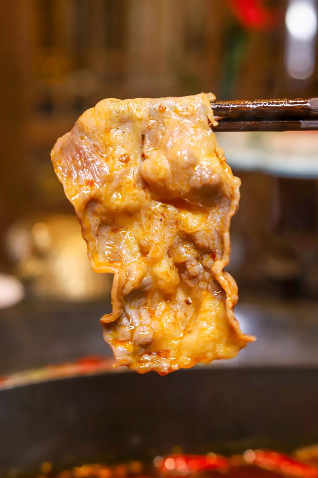 第一次这样涮肥牛 可要get正确的姿势哦 一定要先把中间的鸡蛋搅拌